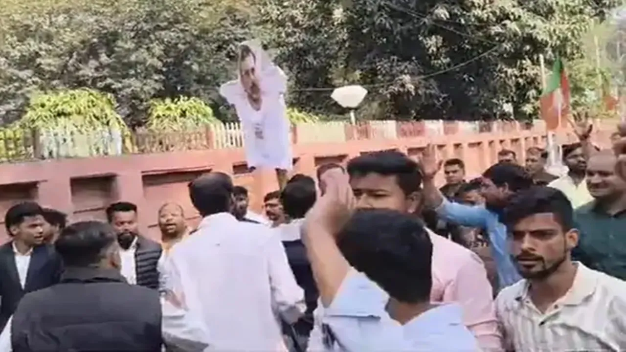 कानपुर में भाजयुमो का प्रदर्शन, फूंका राहुल गांधी का पुतला, कांग्रेस को कहा देश विरोधी 