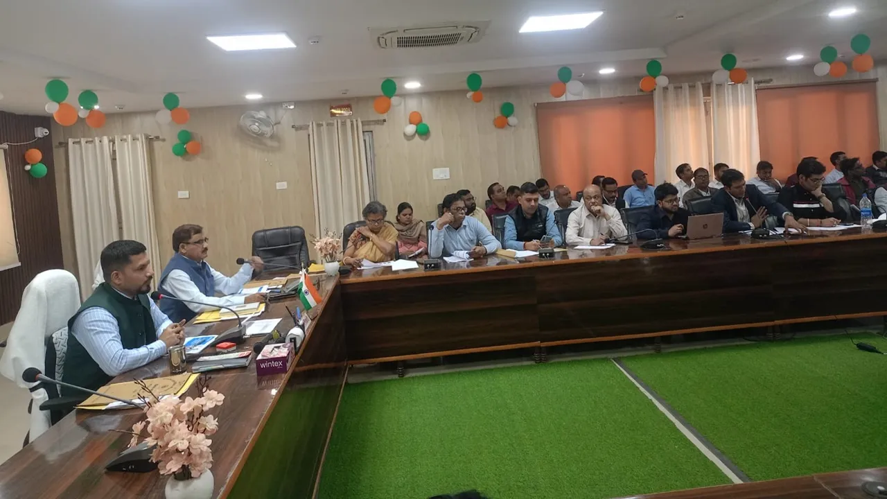 बाराबंकी : आयुष्मान कार्ड की धीमी गति पर डीएम ने जताई नाराजगी, कहा- स्वास्थ्य सेवाओं में लापरवाही बर्दाश्त नहीं 