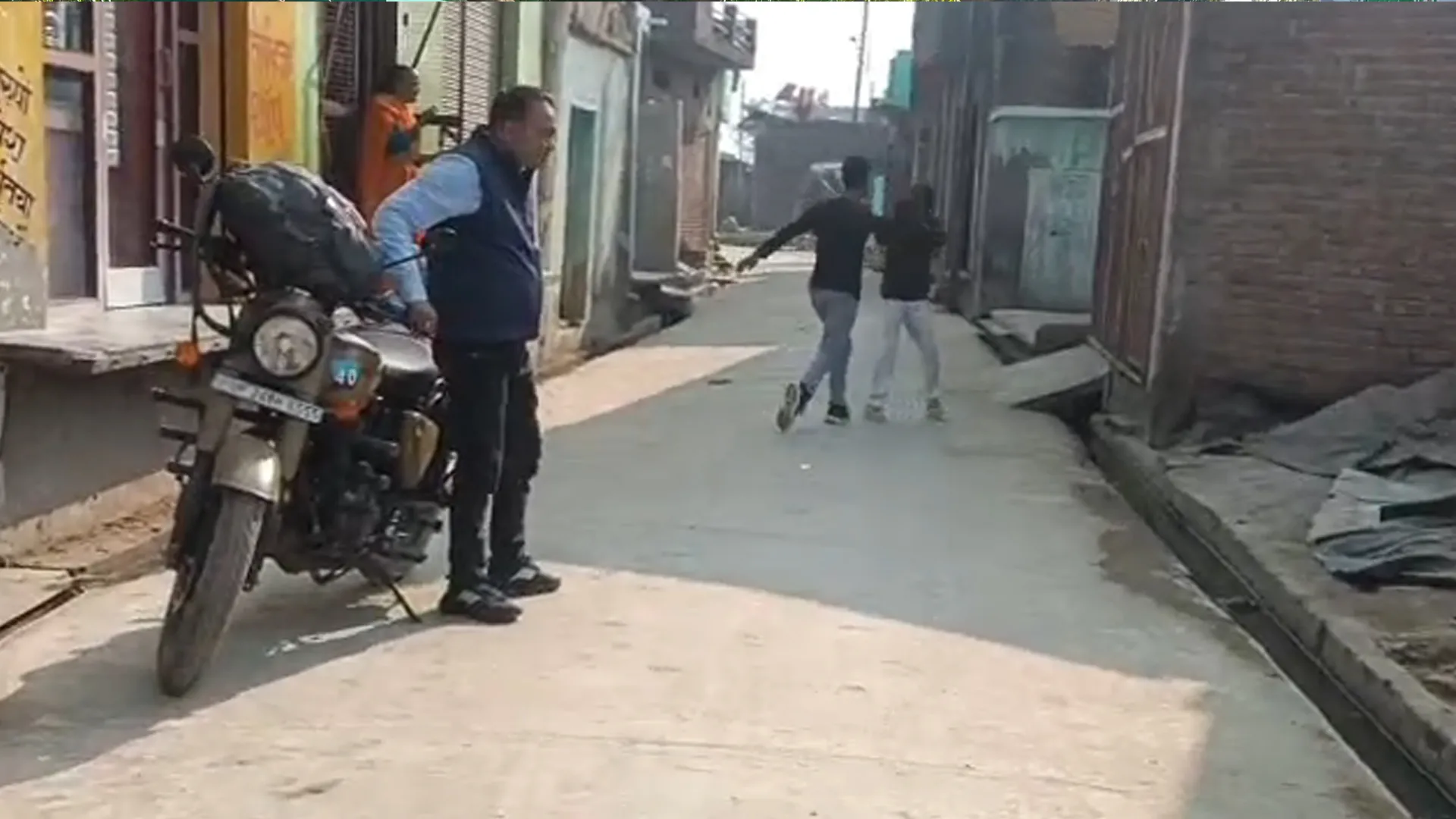 बदायूं : सरेराह हुई मारपीट का वीडियो वायरल, शांतिभंग की हुई कार्रवाई