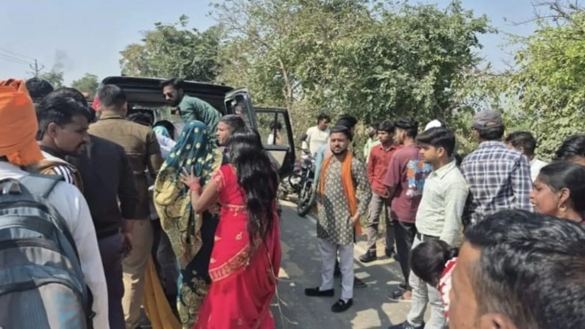 बदायूं : टैंकर की टक्कर से बाइक सवार दो भाइयों की मौत, एक घायल