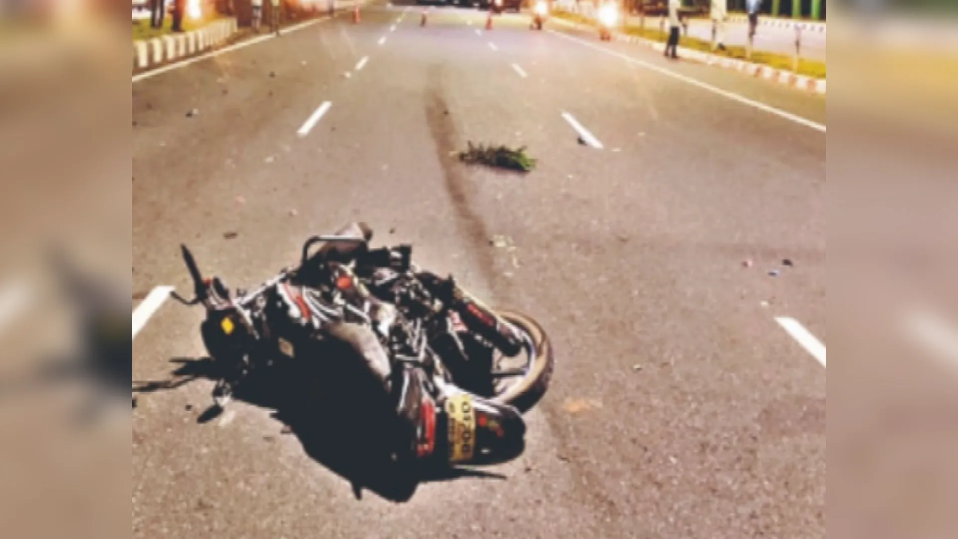 Rampur : तेज रफ्तार ट्रक ने बाइक को मारी टक्कर, एक की मौत...दो घायल