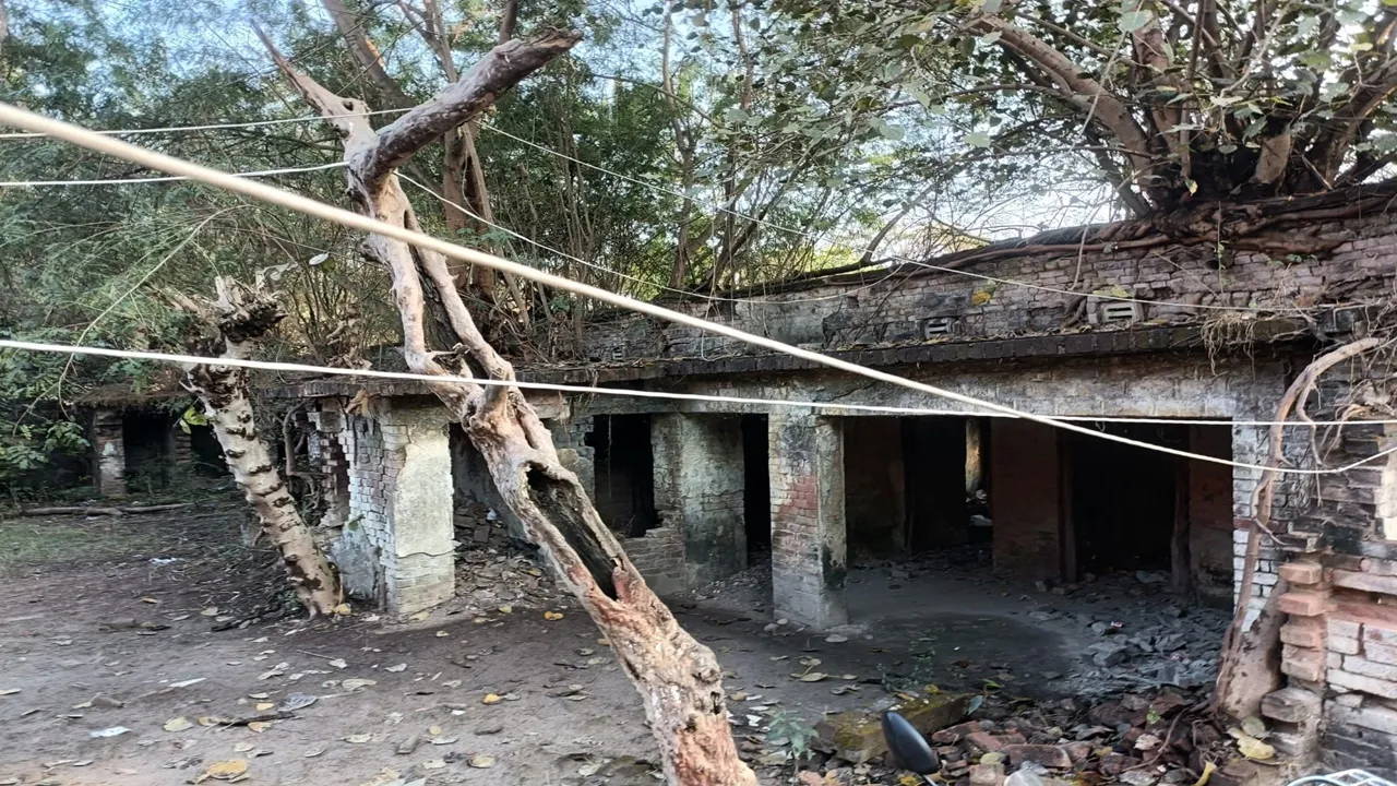 बाराबंकी : ब्लॉक कार्यालय जर्जर भवनों में संचालित, बीडीओ कक्ष से मनरेगा कार्यालय तक असुरक्षित, कार्रवाई ठंडे बस्ते में