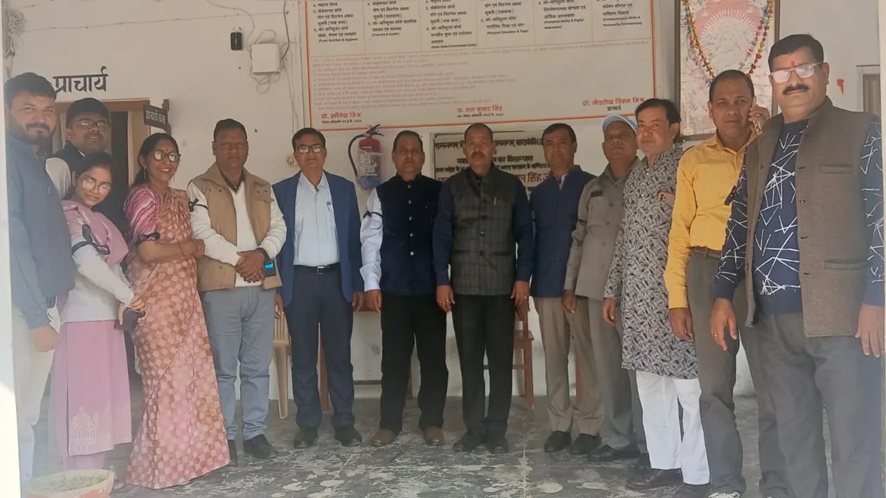 बाराबंकी : काली पट्टी बांध शिक्षकों ने किया प्रदर्शन, दी यह चेतावनी 