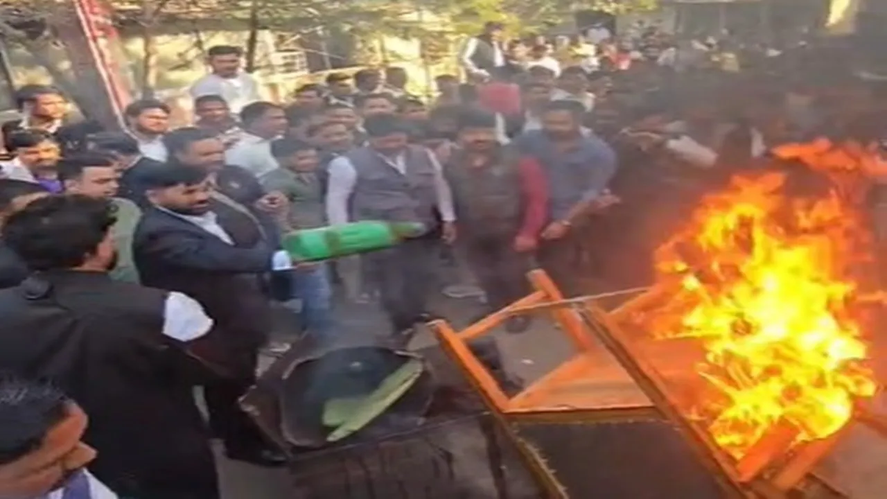 बाराबंकी : देह व्यापार के आरोपी अधिवक्ता की फूंकी कुर्सी-मेज, जानें पूरा मामला