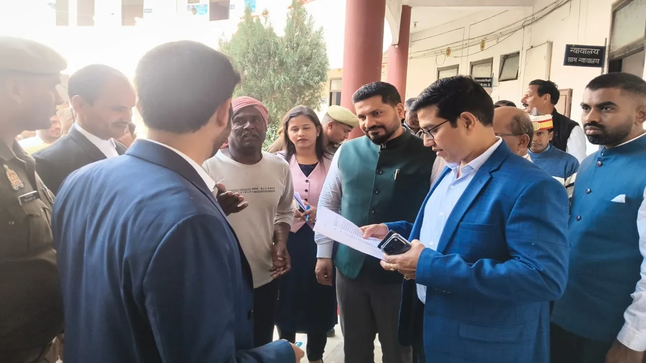 बाराबंकी : मण्डलायुक्त ने तहसील सिरौलीगौसपुर का किया निरीक्षण, कहा- हर व्यक्ति के शिकायतों का हो पारदर्शी निस्तारण
