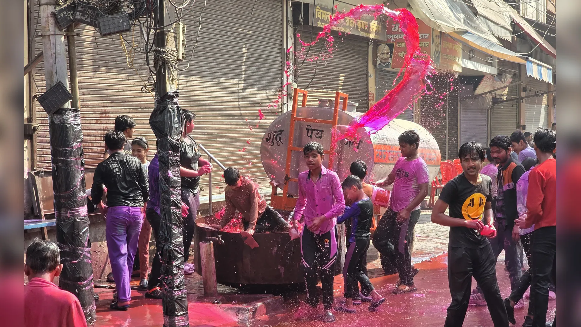 Sambhal : रंग एकादशी पर जमकर उड़ रहा रंग गुलाल, सुरक्षा के कड़े इंतजाम