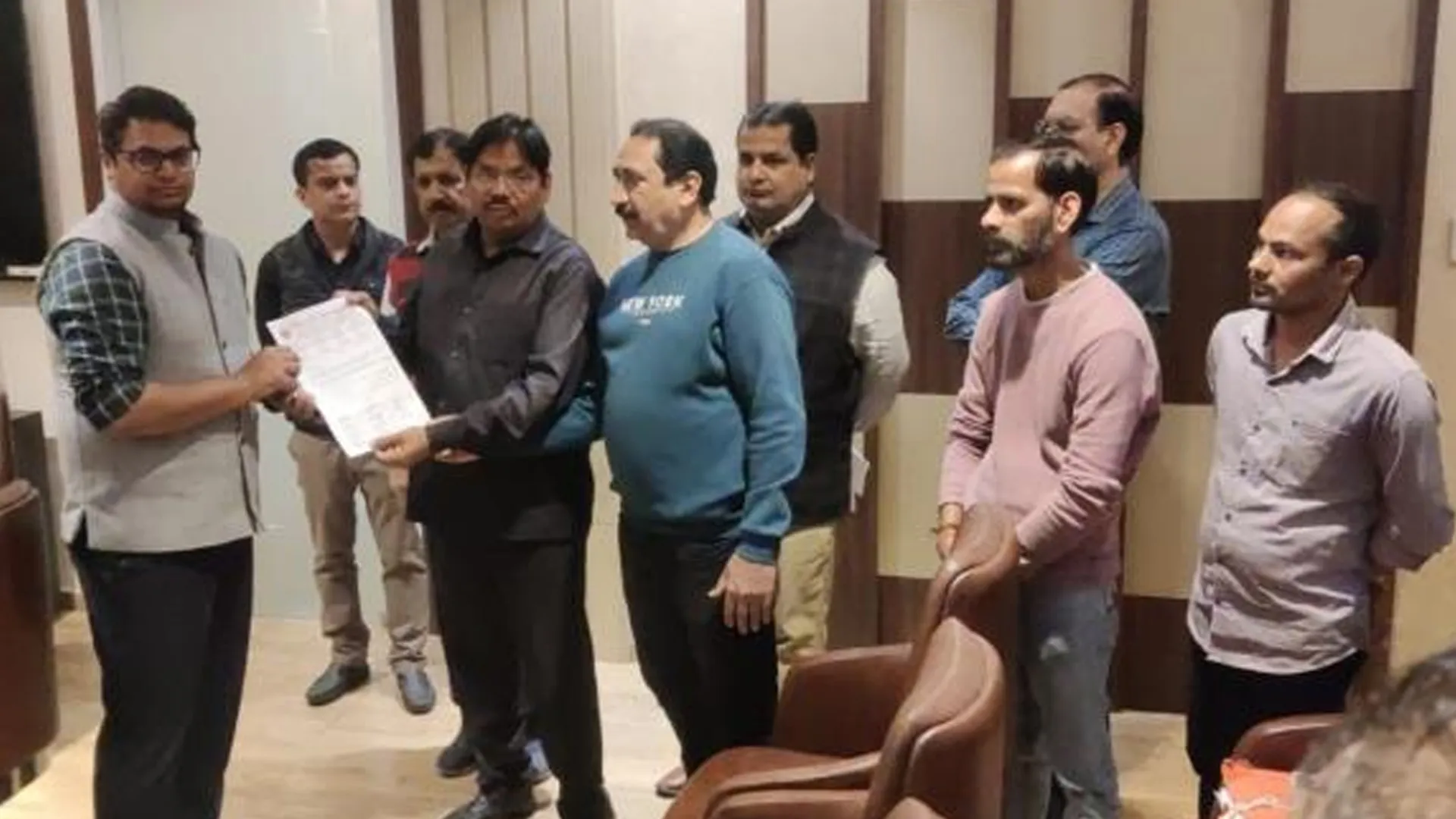 Bareilly : 35 साल पुरानी दुकानें तोड़ने के नोटिस से व्यापारियों में गुस्सा