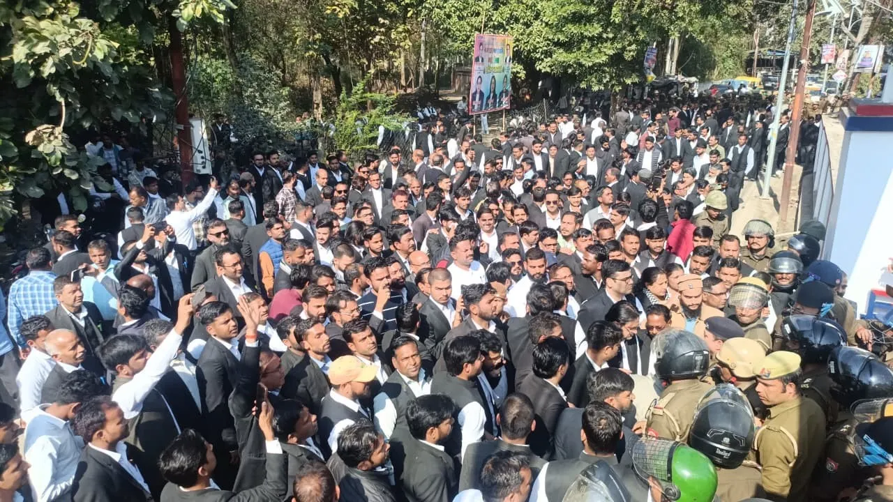 बाराबंकी बॉबी हत्याकांड : कचहरी बनी छावनी, वकीलों ने घेरा एसपी कार्यालय, बातचीत को तैयार नहीं परिजन