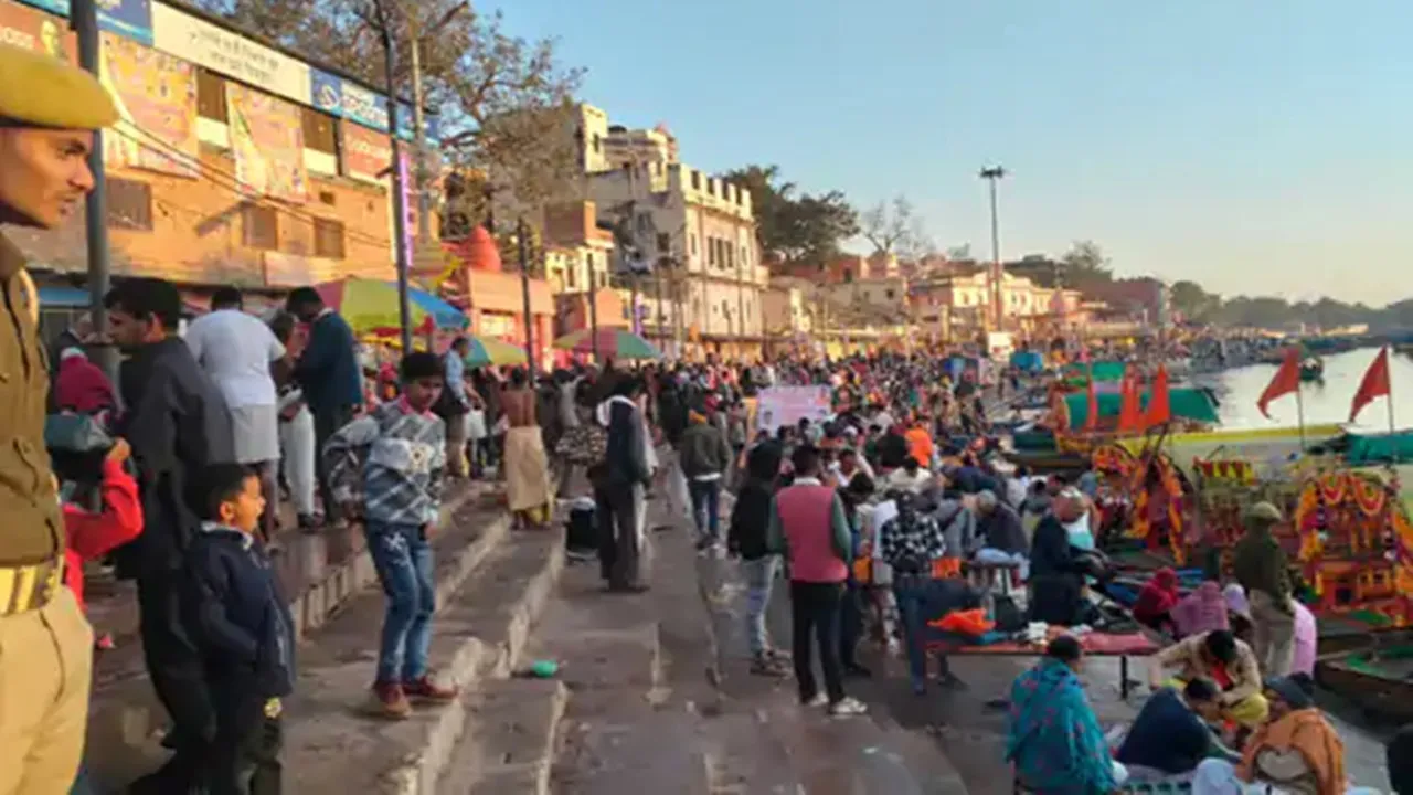 अमावस्या पर चित्रकूट में उमड़ा आस्था का सैलाब : मंदाकिनी नदी में 5 लाख से अधिक श्रद्धालुओं ने किया स्नान-परिक्रमा 