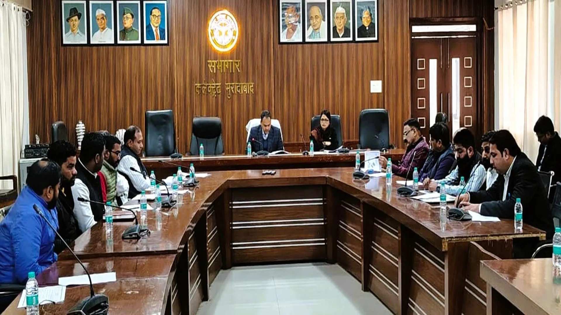 Moradabad: कलेक्ट्रेट सभागार में विशेष प्रगाढ़ पुनरीक्षण के संबंध में बैठक आयोजित