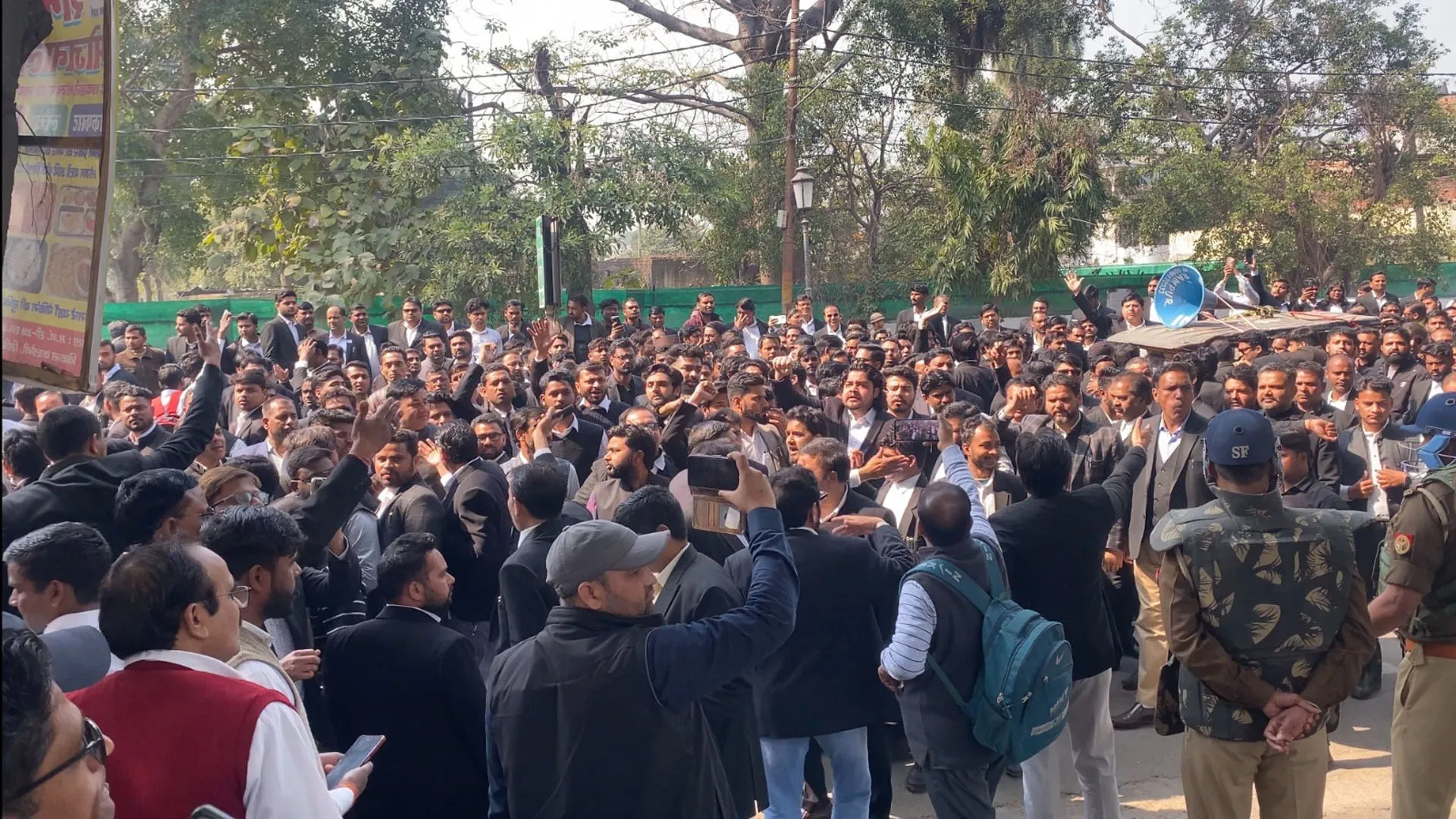 अधिवक्ता हत्याकांड: सिविल लाइंस इंस्पेक्टर को निलंबित करने की मांग पर अड़े वकील