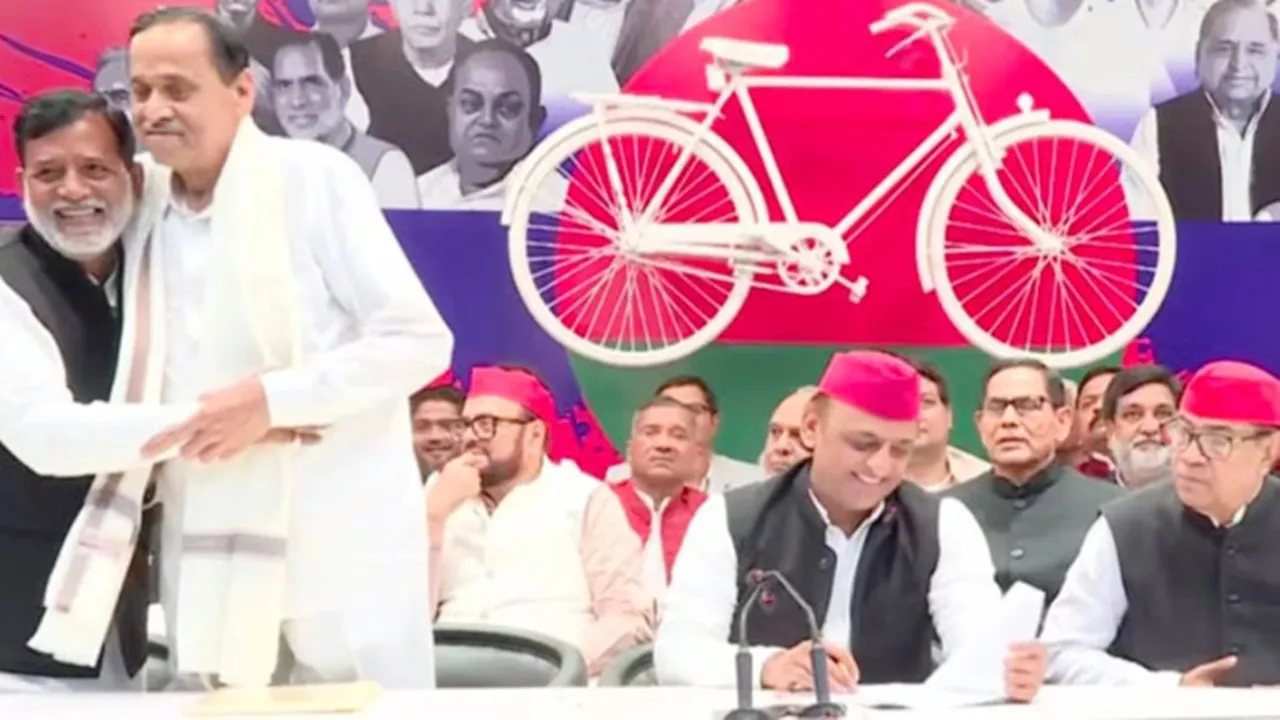 बसपा सरकार में मंत्री रहे नसीमुद्दीन सिद्दीकी और फूल बाबू सपा में शामिल, अखिलेश यादव ने दिलाई पार्टी की सदस्यता