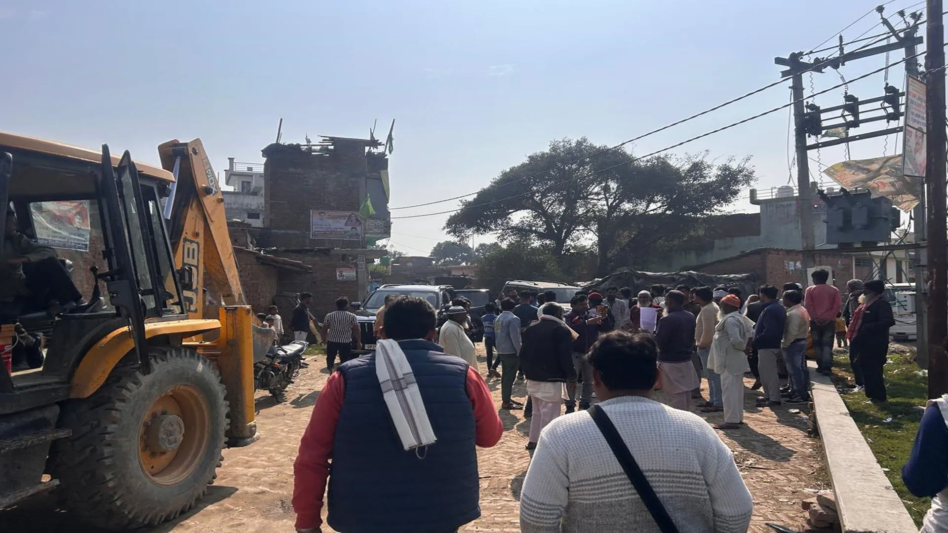 Bareilly: भोजीपुरा के पिपरिया गांव में मस्जिद-ए-आला हजरत पर चला बुलडोजर, अवैध बताकर की कार्रवाई