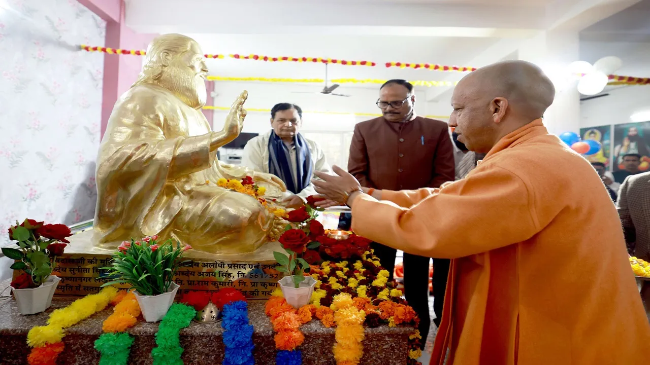 Sant Ravidas Jayanti : जयंती पर सीएम योगी ने संत रविदास की प्रतिमा का किया अनावरण, लोगों से की विकसित भारत के निर्माण में सहभागी बनने की अपील