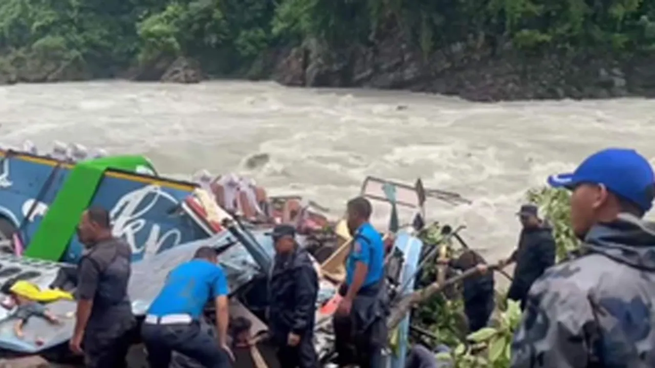 नेपाल में बड़ा हादसा : तामाकोशी नदी में  गिरी बस,12 यात्रियों की मौत, आठ घायल