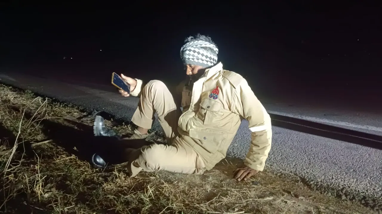 बाराबंकी : नशे की हालत में रोड पर लड़खड़ाता मिला सिपाही