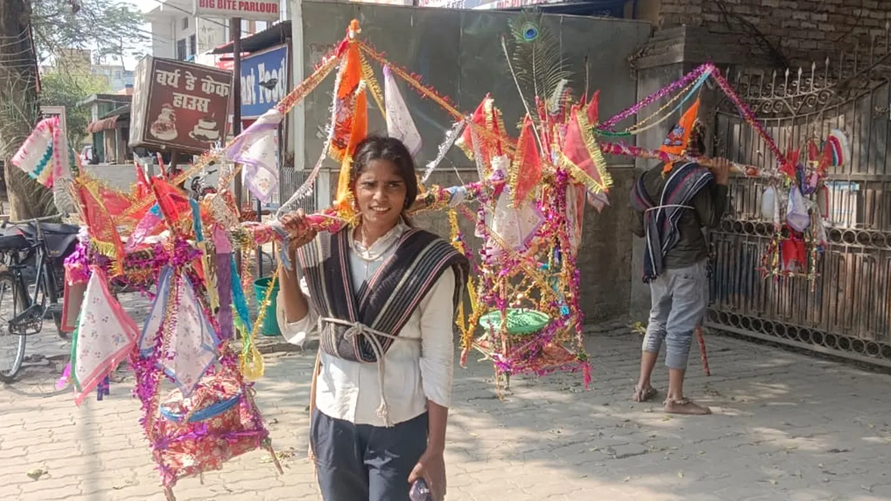 फाल्गुनी मेले में आस्था का सैलाब : कांवड़ लेकर भोलेनाथ की भक्ति में लीन होकर चलीं युवतियां, बाराबंकी लोधेश्वर महादेवा धाम में करेंगी जलाभिषेक