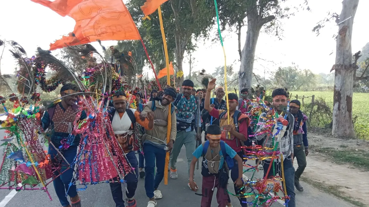 बाराबंकी : बिठूर का पावन जल, कंधों पर विश्वास का कांवर..,पीढ़ियों से निभ रही परंपरा