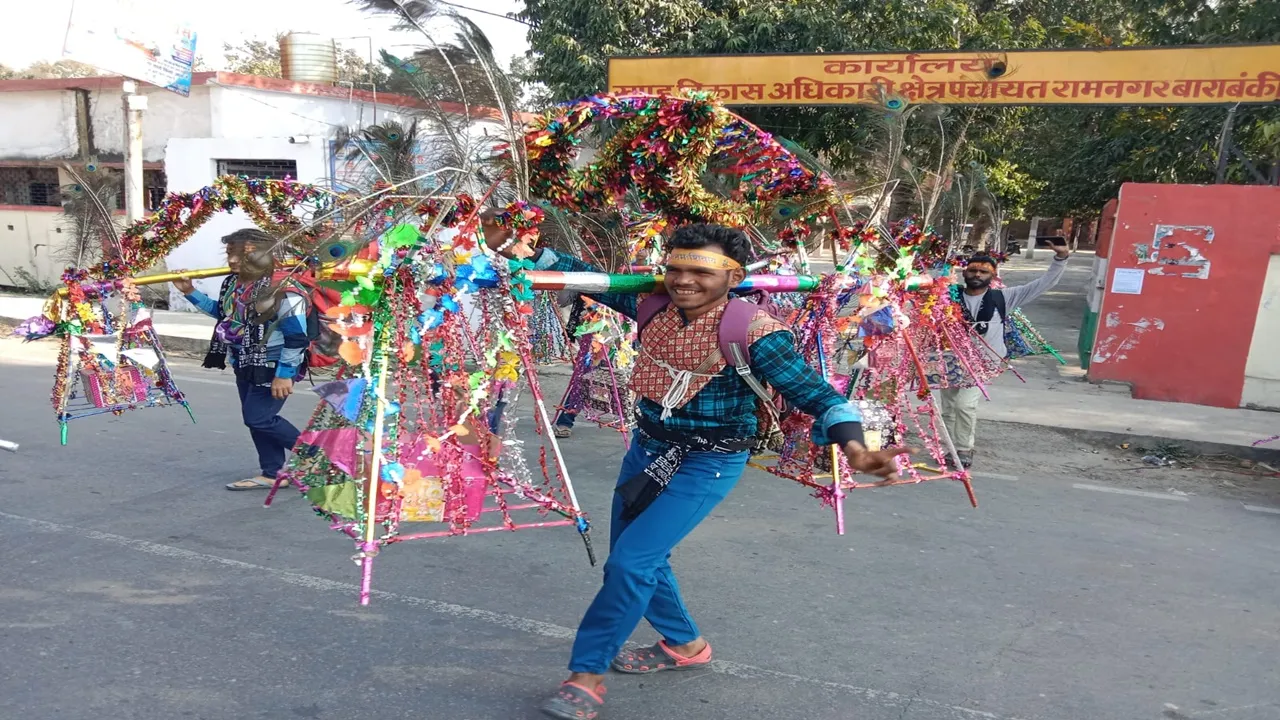 बाराबंकी : बच्चों की आस्था और श्रद्धालुओं का उत्साह, लोधेश्वर महादेवा मेले में भक्ति की अद्भुत झलक