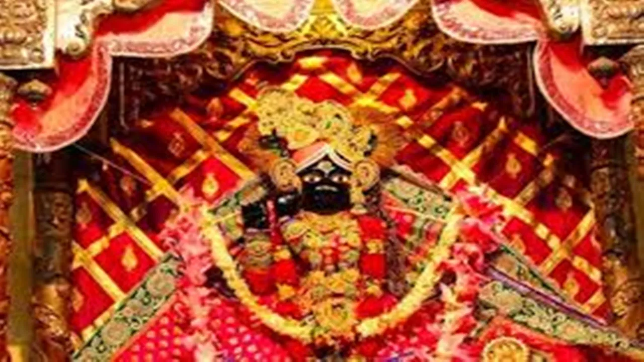 बांके बिहारी मंदिर : होली पर जगमोहन में विराजेंगे ठाकुर जी, चंद्र ग्रहण पर बदलेगा दर्शन समय 