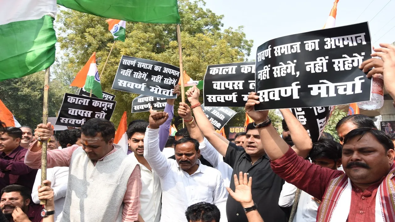 लखनऊ में यूजीसी एक्ट के विरोध में उग्र प्रदर्शन: प्रदर्शनकारियों की पुलिस से झड़प, यातायात रहा ठप 