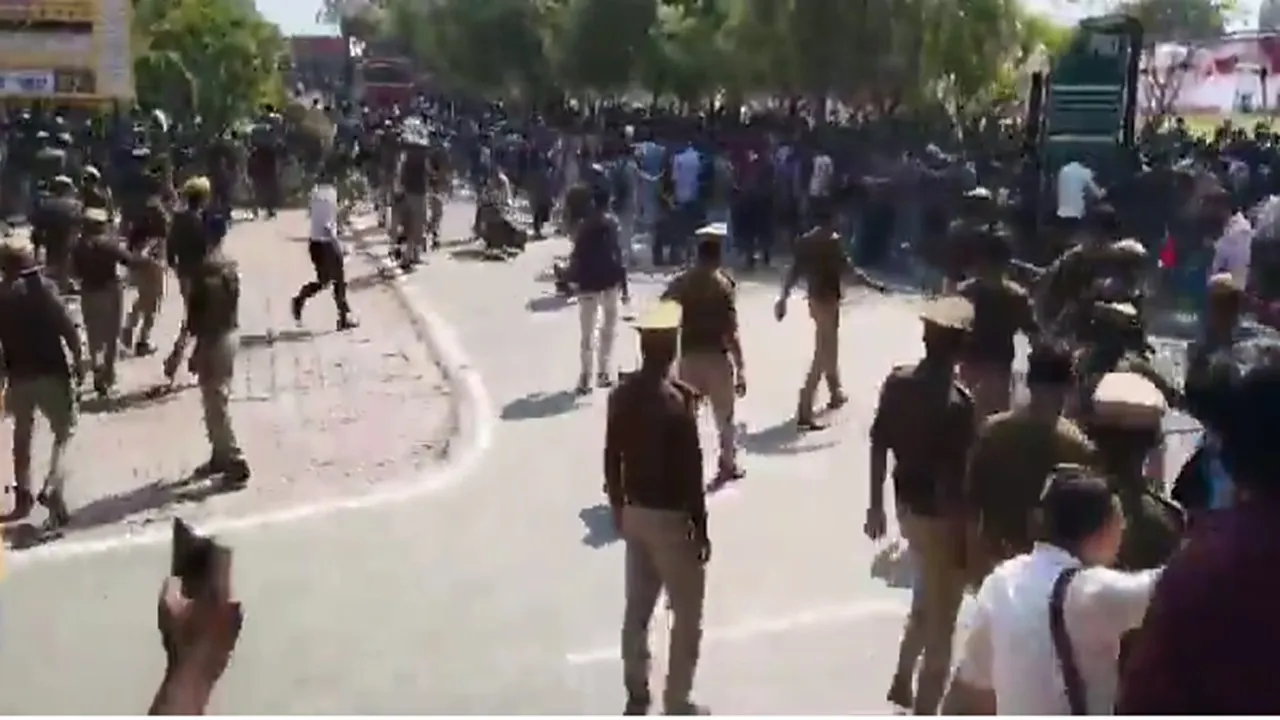 कानपुर : BCA छात्र की मौत पर गुस्साए छात्रों ने की तोड़फोड़, पुलिस ने किया लाठीचार्ज