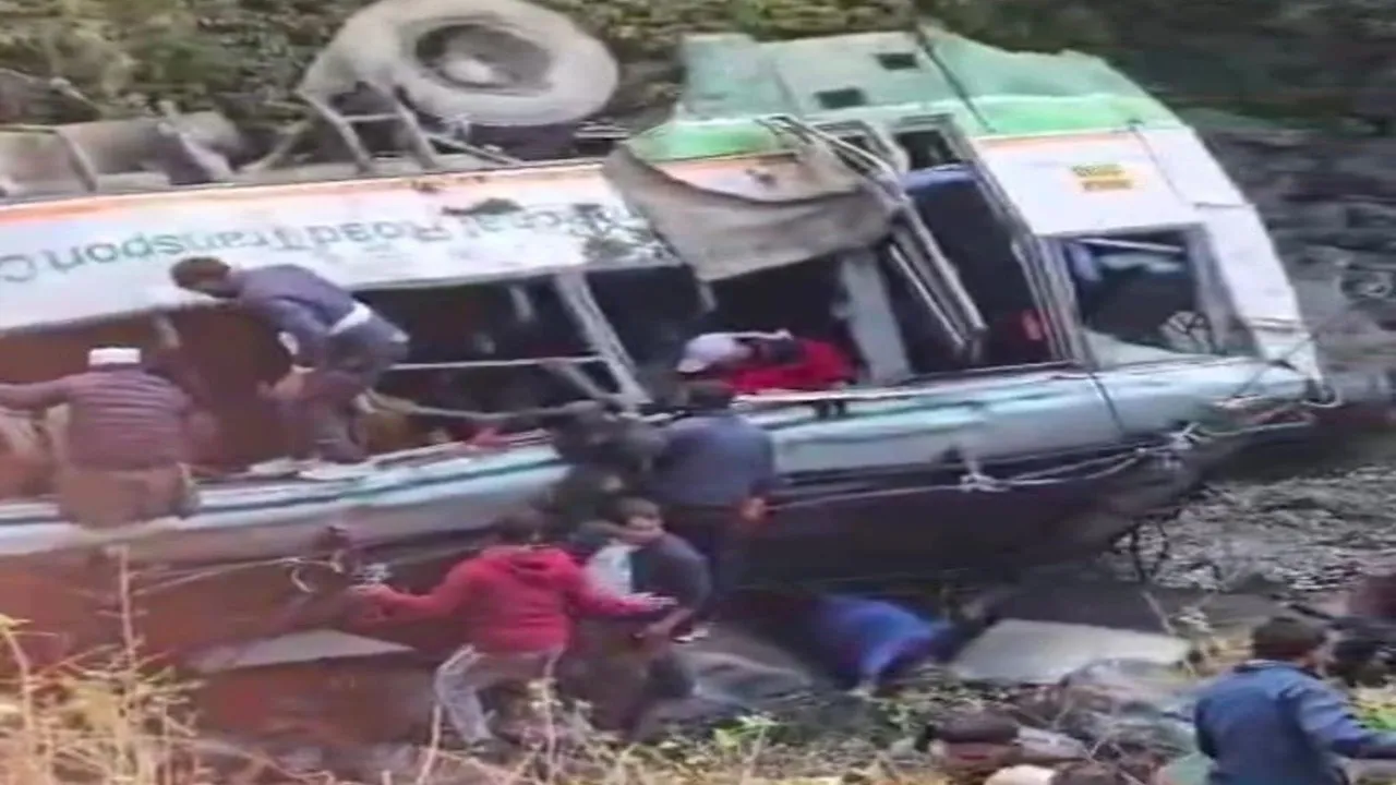 देहरादून : यात्रियों को लेकर जा रही हिमाचल की बस खाईं में गिरी, 2 महिलाओं समेत 4 की मौत 