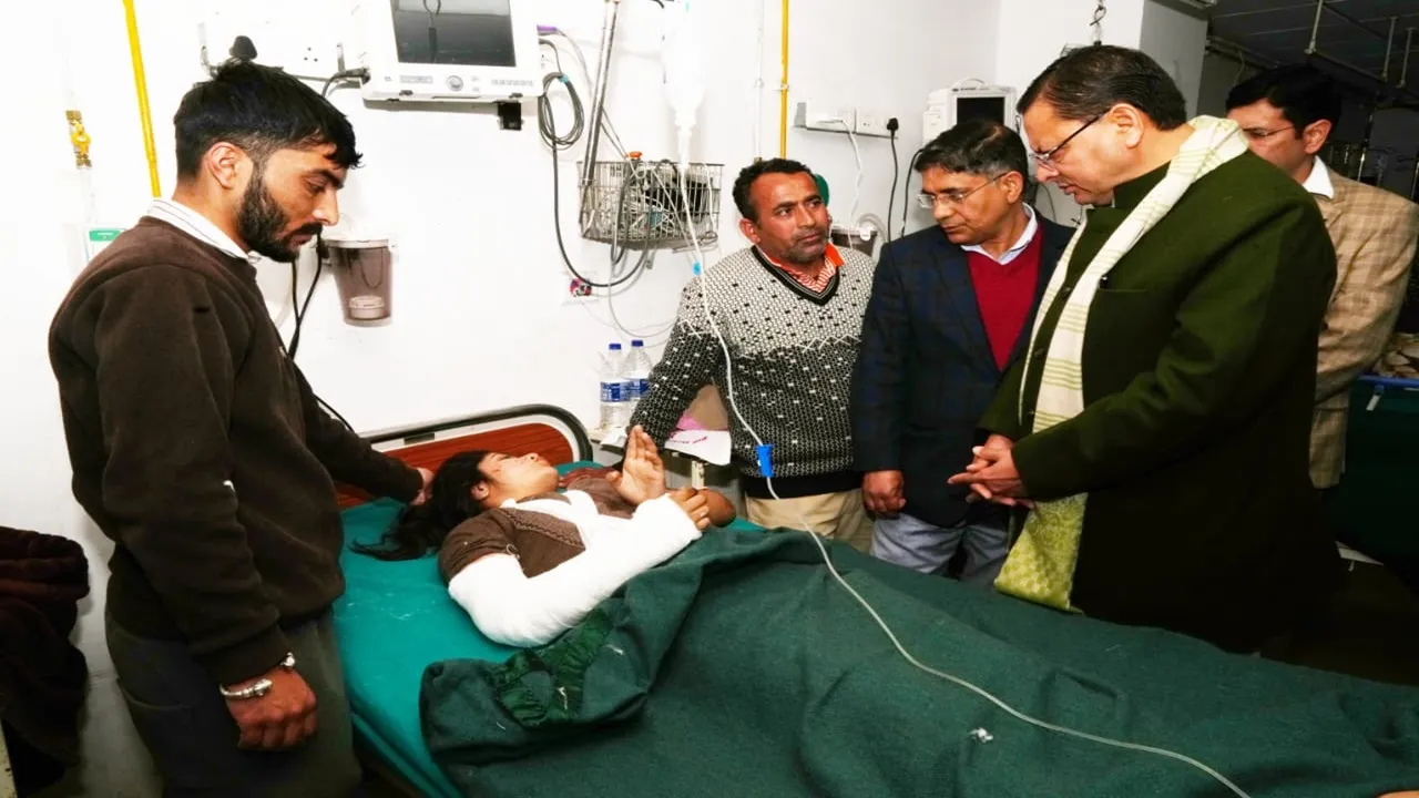 उत्तराखंड : क्वानू–मीनस मोटर मार्ग दुर्घटना में घायल यात्रियों का हाल पूछने दून अस्पताल पहुंचे सीएम धामी, पारिवारिक जनों से की बात