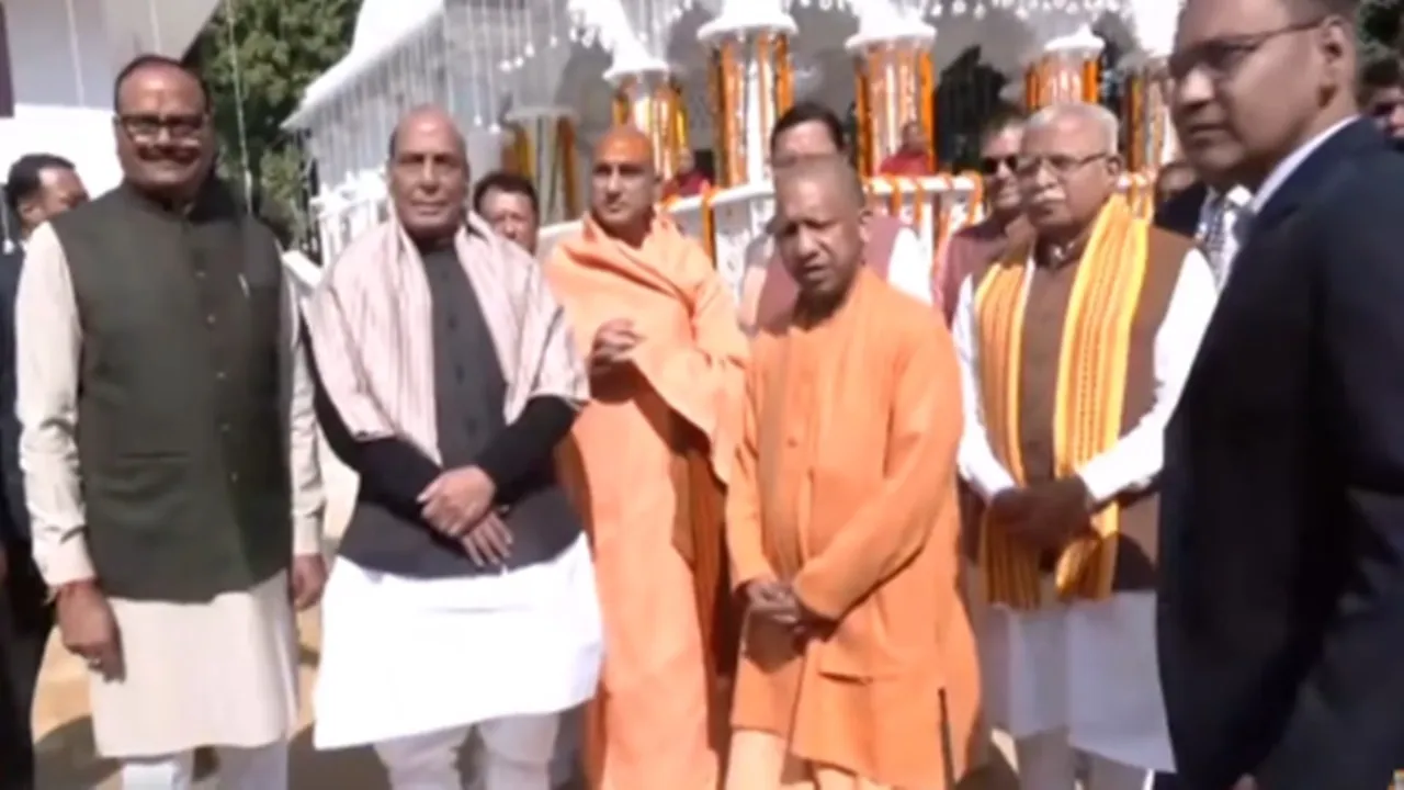 स्वामी सत्यमित्रानंद गिरी जी महाराज की श्री विग्रह मूर्ति स्थापना समारोह में शामिल हुए सीएम योगी, कहा- संत समाज है भारत की आत्मा