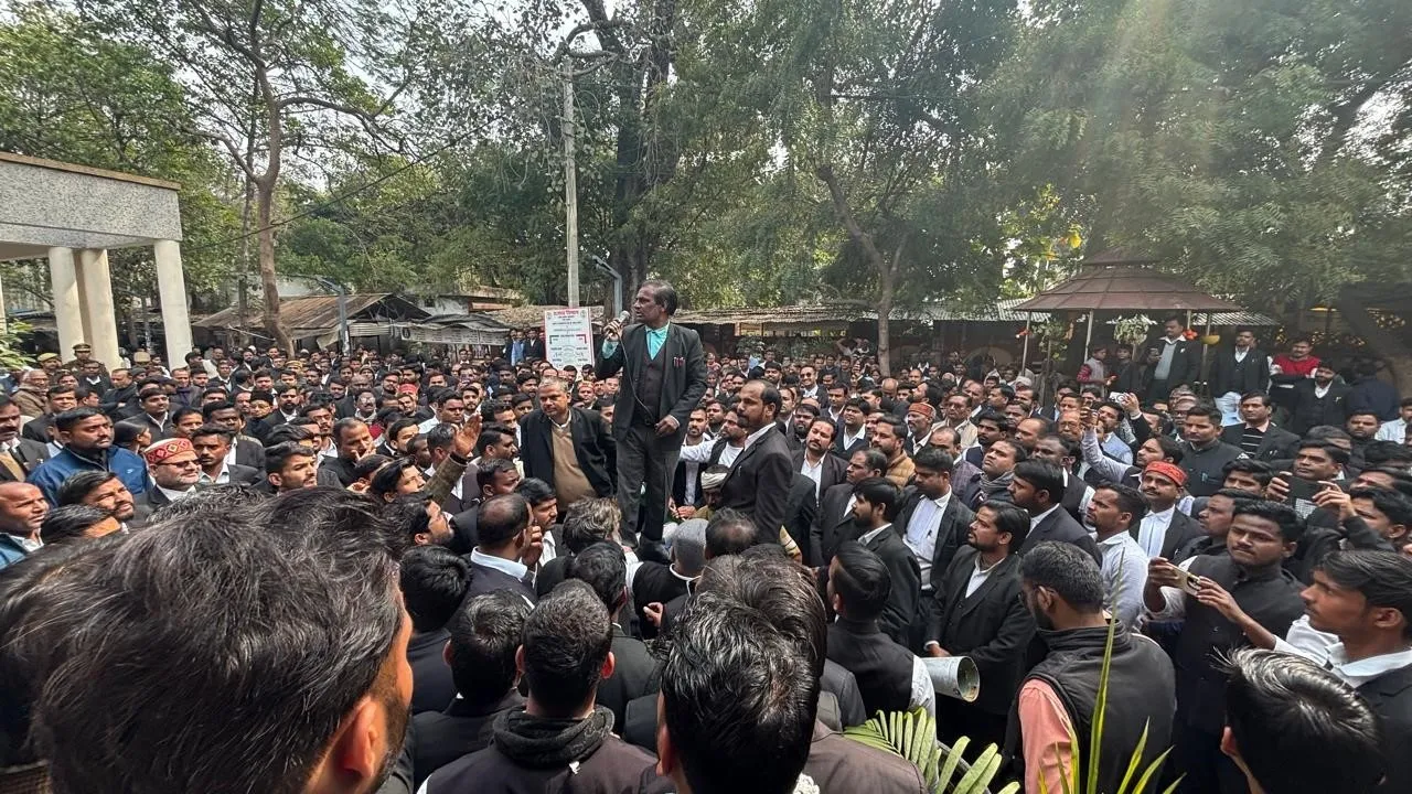 बाराबंकी : कलेक्ट्रेट में वकीलों का जोरदार प्रदर्शन, मांगों को लेकर दिया ज्ञापन