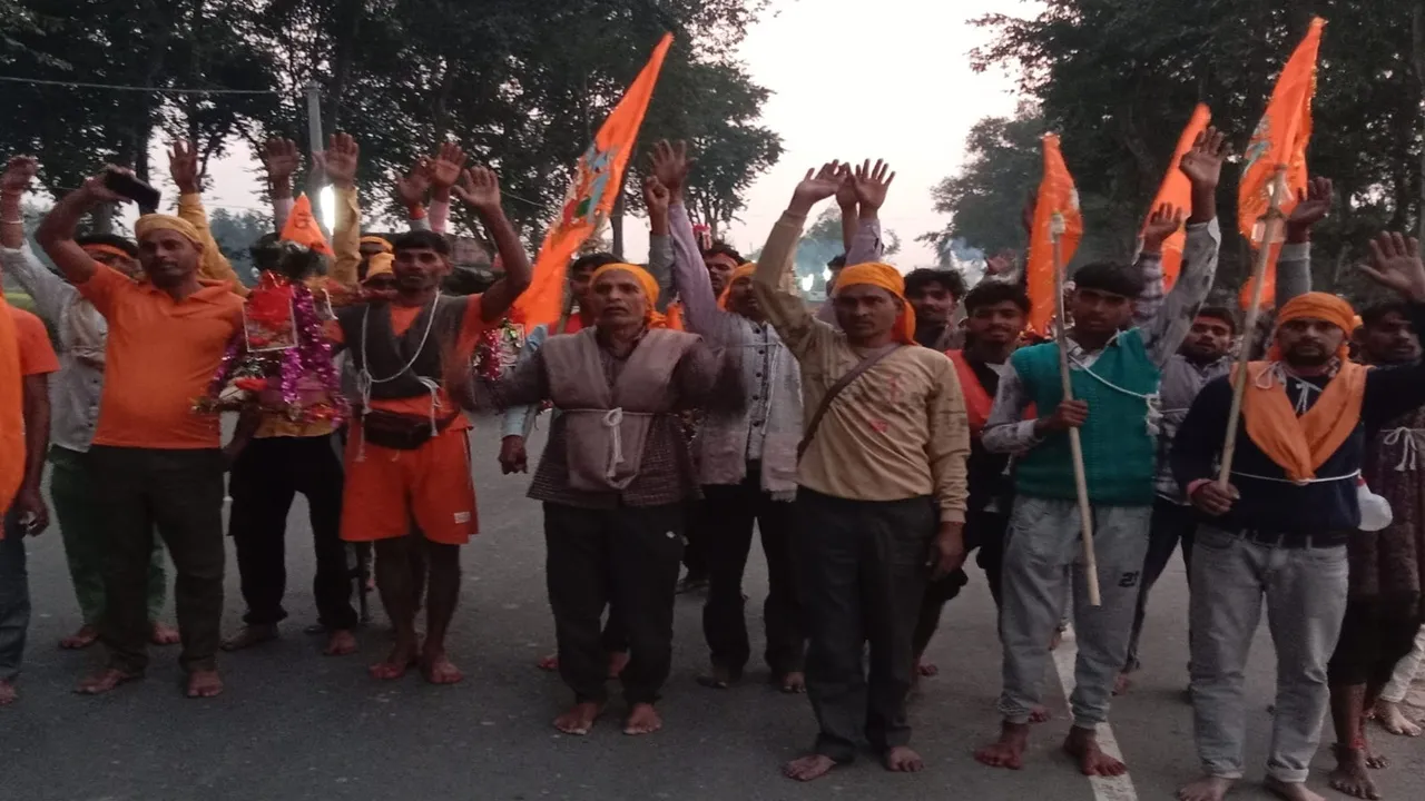 बाराबंकी : ‘हर-हर बम-बम’ के जयघोष से शिवमय हुआ महादेवा, कई जिलों से पहुंच रहा कांवरियों का जत्था