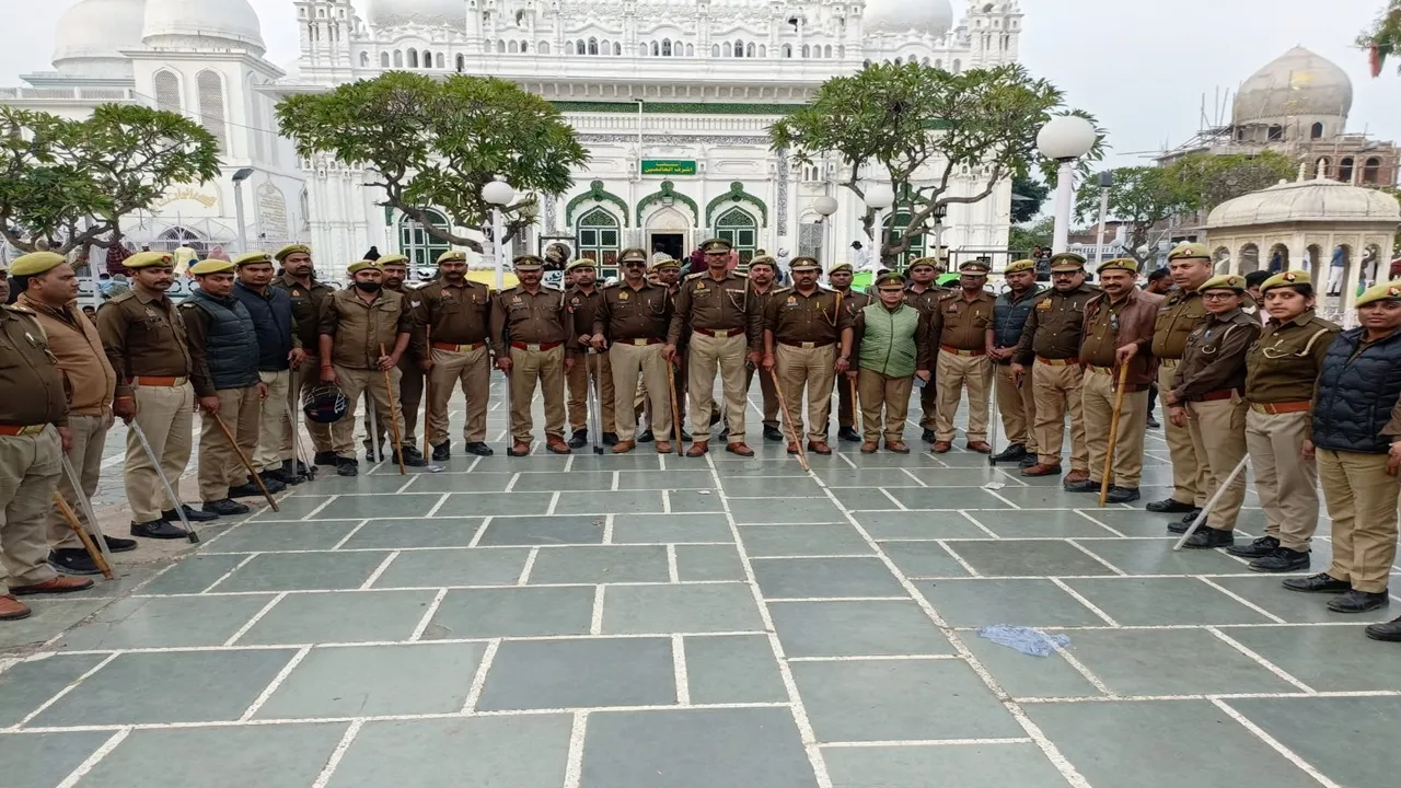 बाराबंकी : विवाद के बाद मजार रोड पर पुलिस का कड़ा पहरा, दुकानदारों में हड़कंप