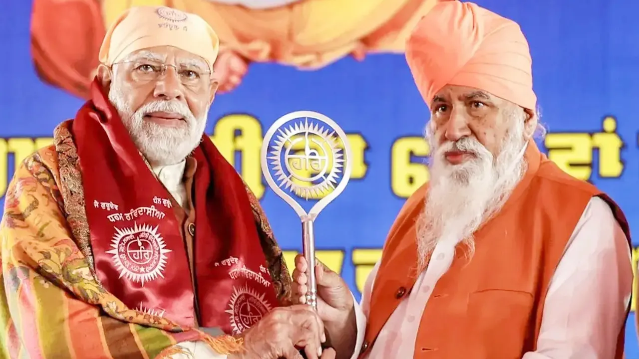 PM मोदी ने गुरु रविदास को दी श्रद्धांजलि : नतमस्तक होकर लिया आशीर्वाद, डेरा सचखंड बल्लां के कार्यों की सराहना