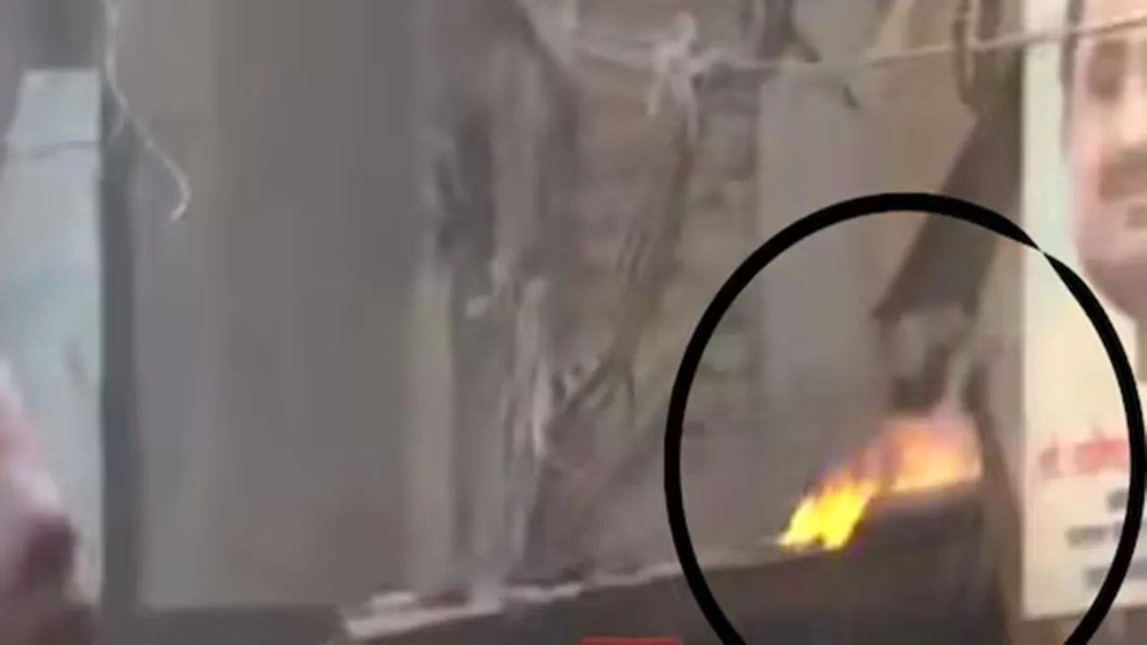 वाराणसी : दालमंडी में ध्वस्तीकरण के दौरान दुकानदार ने मकान के छज्जे पर लगाई आग, मचा हड़कंप 