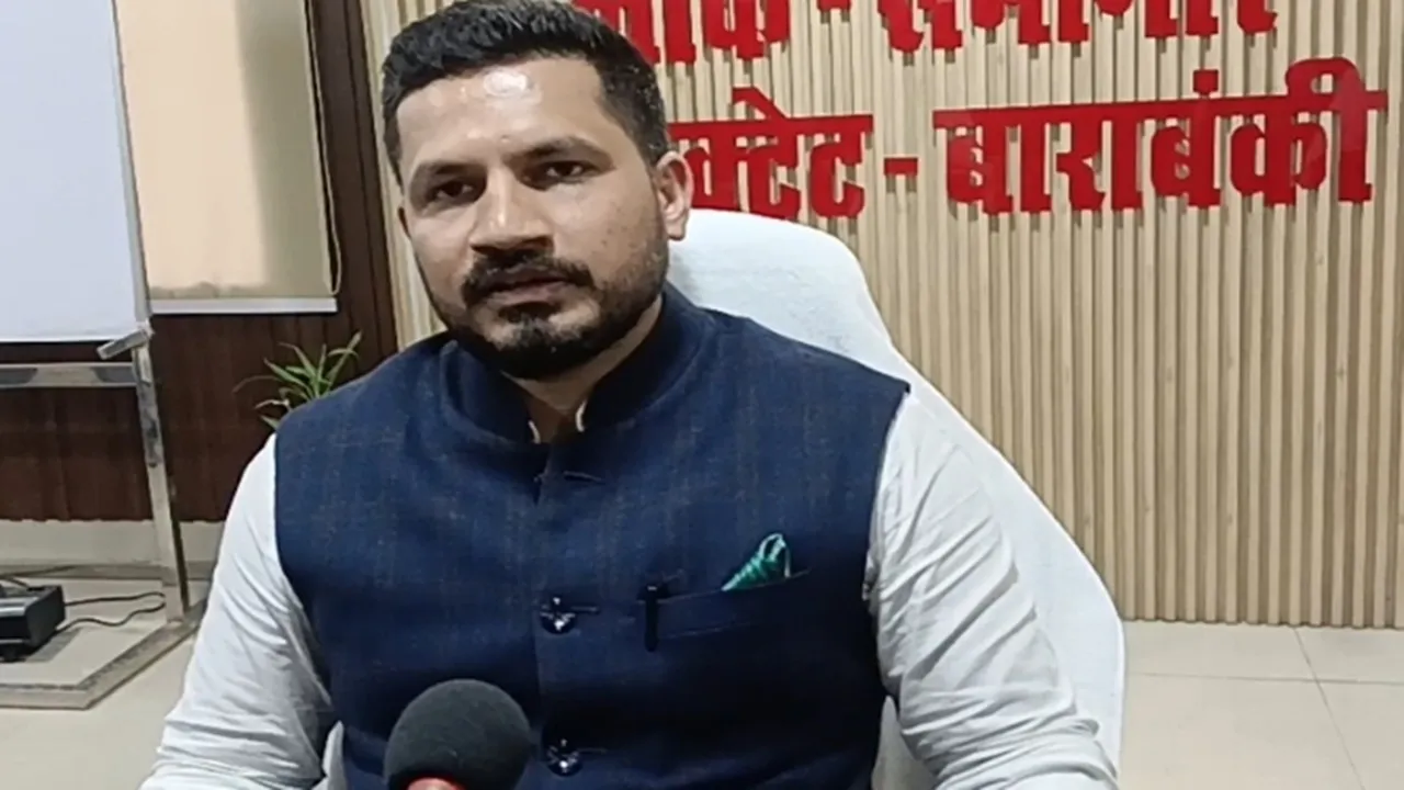 बाराबंकी : डीएम के आदेश पर जांच, परिसर में मिली भारी मात्रा में दवाएं