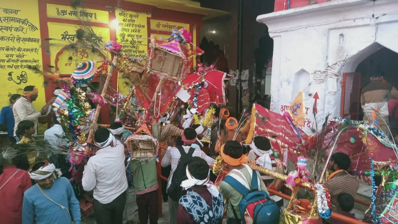 बाराबंकी लोधेश्वर महादेवा मंदिर : पैरों में पड़े छाले, जुबां पर भोले-भोले, भक्ति में झूम रहे कांवरिये