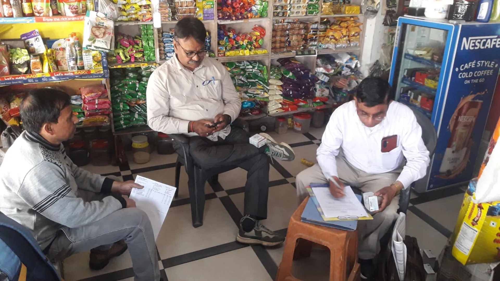 Bareilly: किप्स स्वीट्स और दीनानाथ लस्सी से लड्डू और दही के नमूने भरे