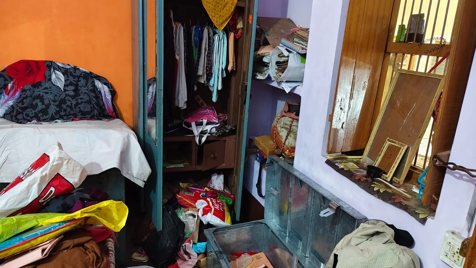 लखीमपुर खीरी: मकान चोरों ने लगाई सेंध...1 लाख नकद व 50 लाख के आभूषण लेकर फरार