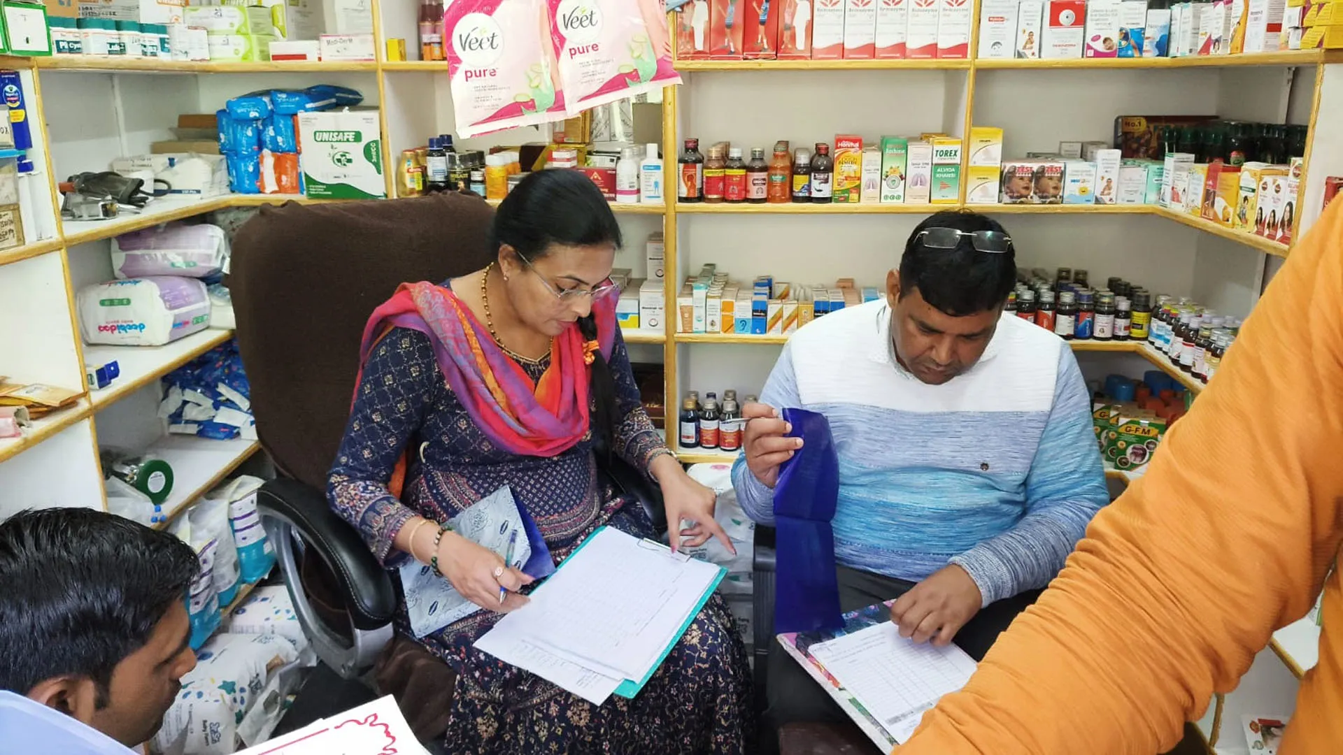 Bareilly: बिना लाइसेंस चल रहे मेडिकल स्टोर का भंडाफोड़, 5 संदिग्ध दवाओं के लिए नमूने