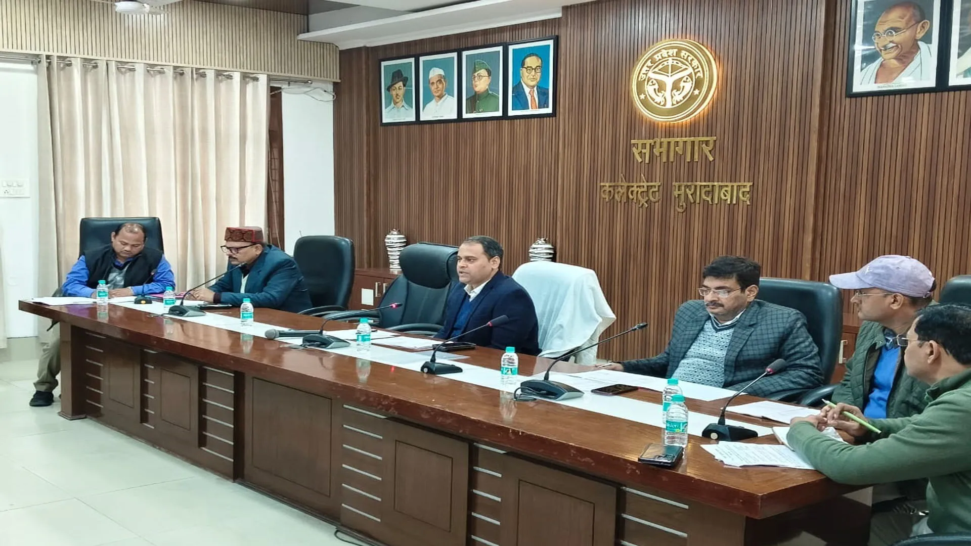 Moradabad: समीक्षा बैठक में जिलाधिकारी ने दिए निर्देश,  गुणवत्ता के साथ तय समय में पूरा करें निर्माण 