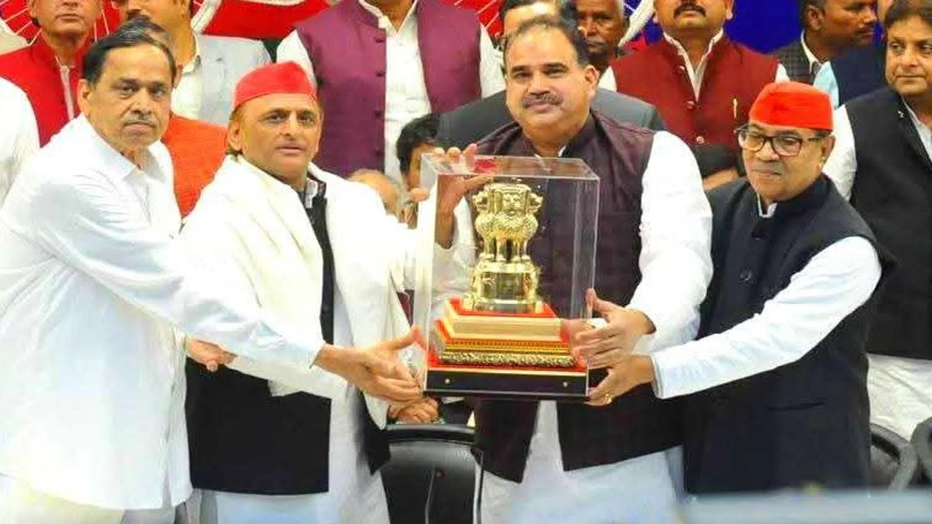 Pilibhit:  सपा में शामिल हुए पूर्व मंत्री फूल बाबू ने बढ़ाया सियासी समीकरण का रोमांच 