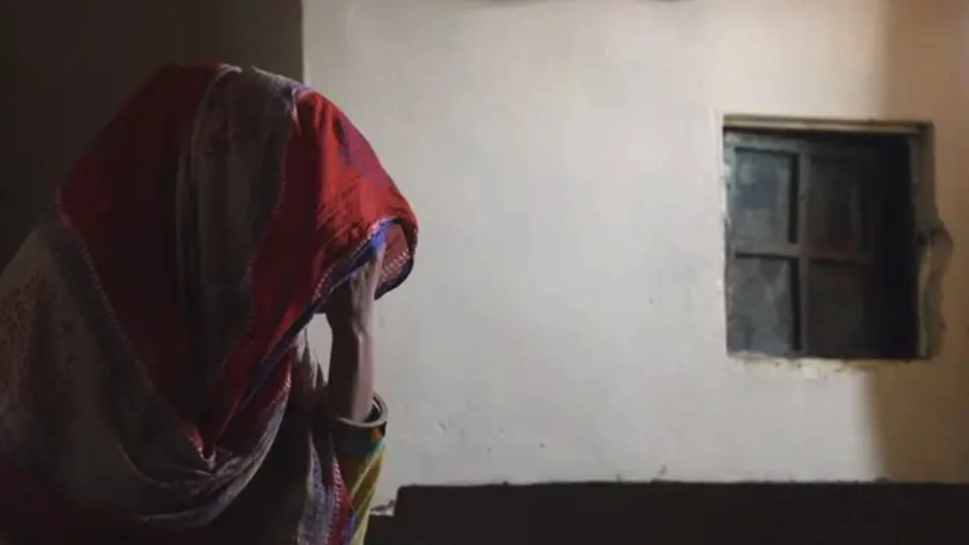 UP: शर्मनाक...एक हजार रुपये लेकर करा दिया पत्नी का गैंगरेप, पति समेत तीन पर FIR