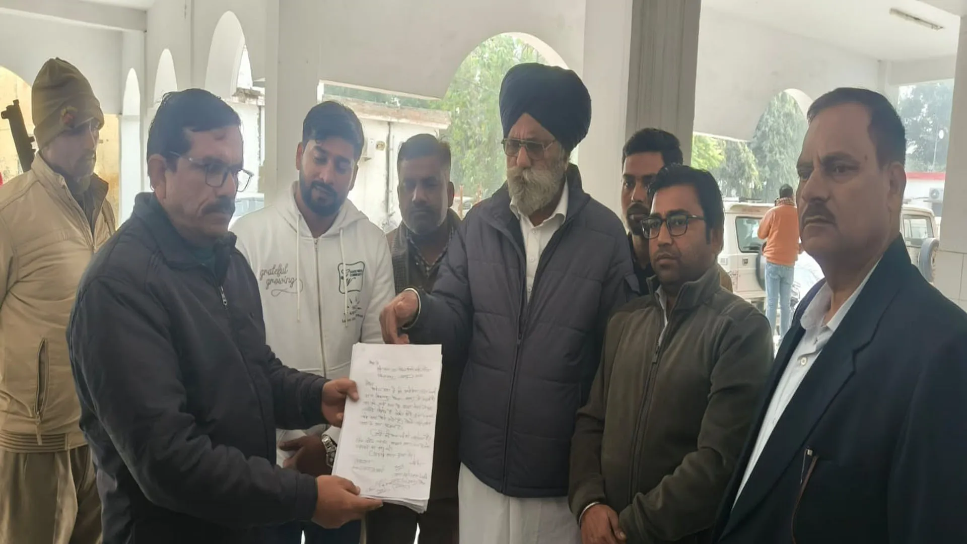 Moradabad: मतदाता सूची में गड़बड़ी, सपाइयों ने जताया विरोध