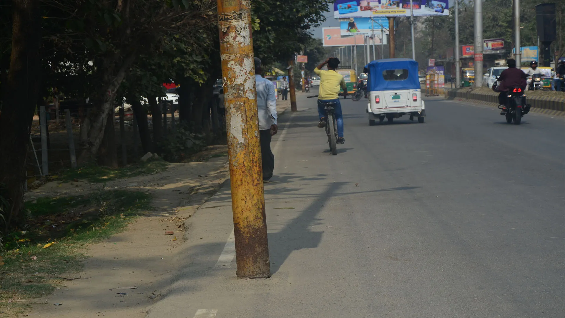 Bareilly: तीन लोगों की मौत के बाद कट रहे पेड़, अब सड़क किनारे खड़े बिजली पोल भी हटेंगे