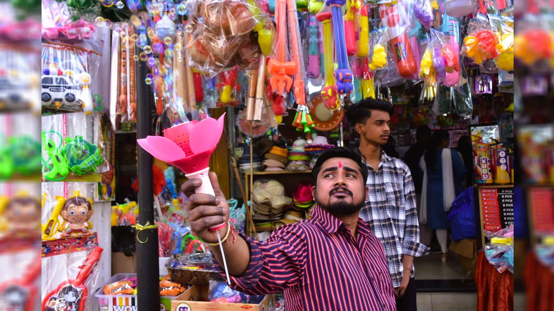 Moradabad: मुखौटे, रंग और पिचकारियों से सजी दुकानें, लोगों में दिखने लगा होली का उत्साह 