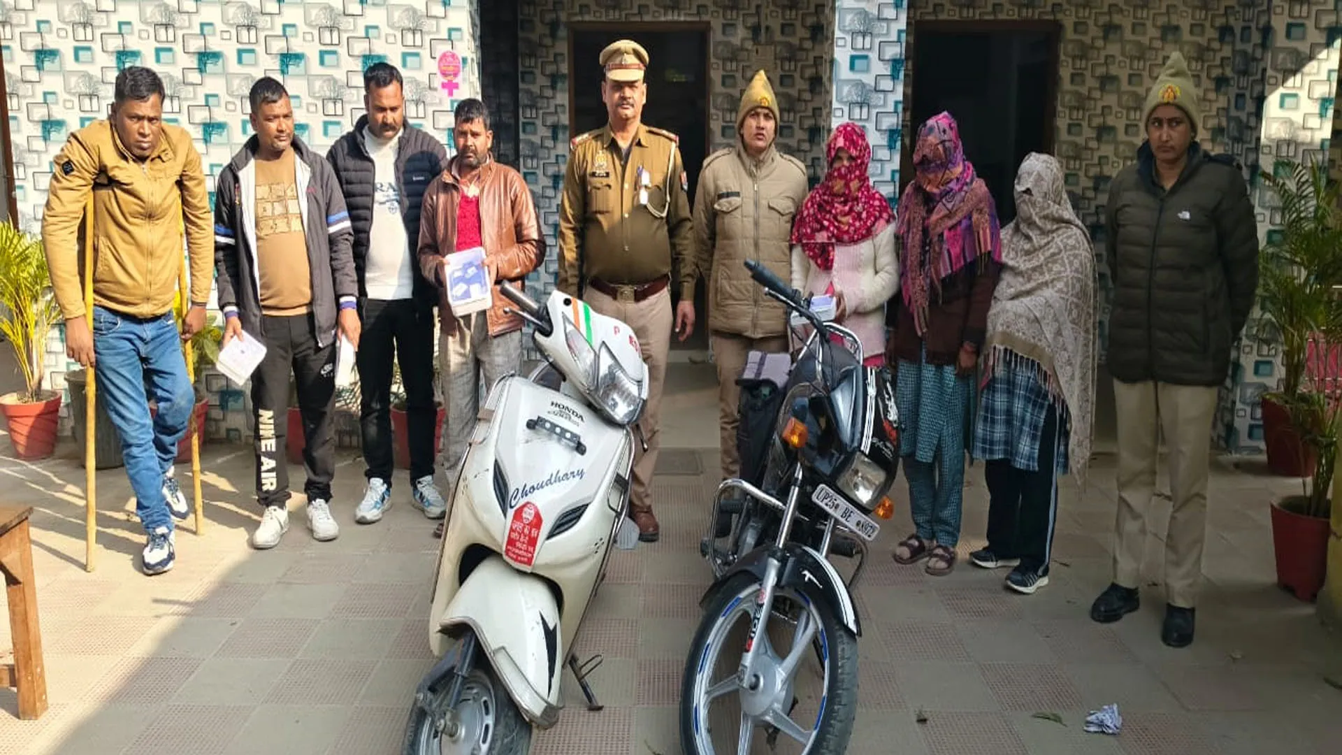 जिस्मफरोशी का भंडाफोड़ : ढाबे में खाने की जगह परोसी जाती थीं महिलाएं...तीन महिलाओं समेत 7 गिरफ्तार