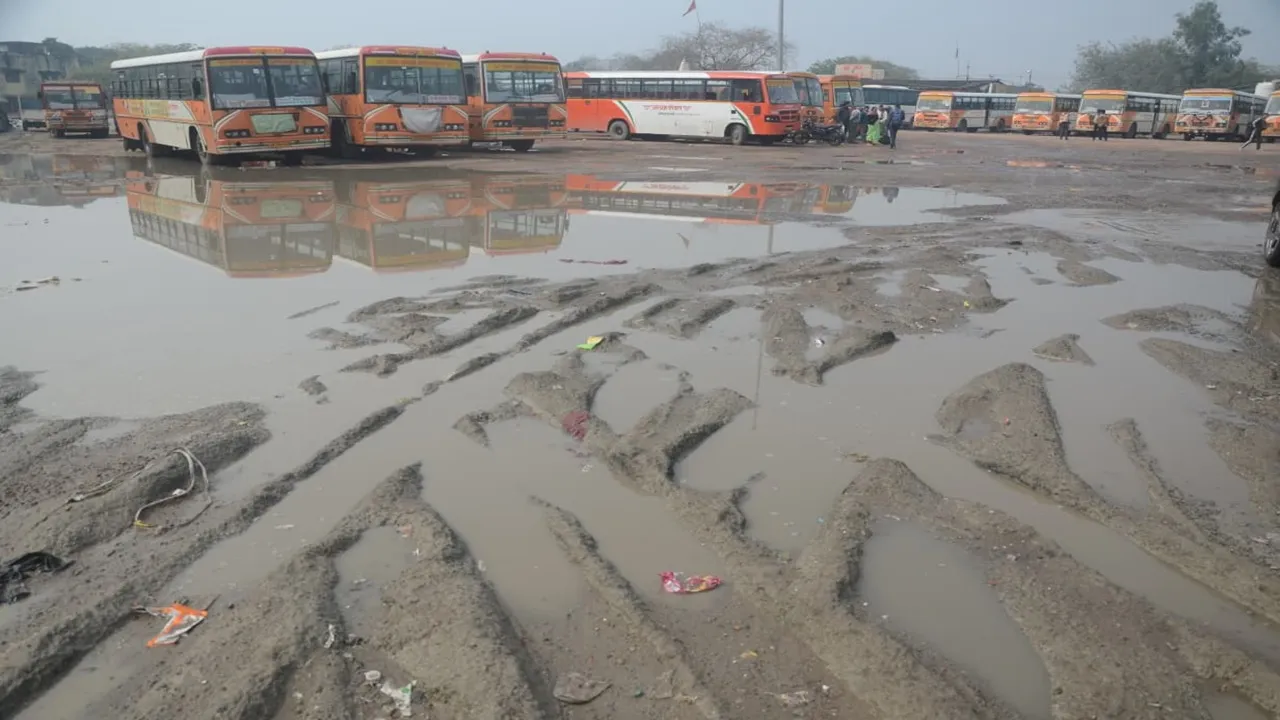 कानपुर : झकरकटी बस अड्डा या झील, सारी बसें रुट पर, लगा भीषण जाम, यात्री परेशान