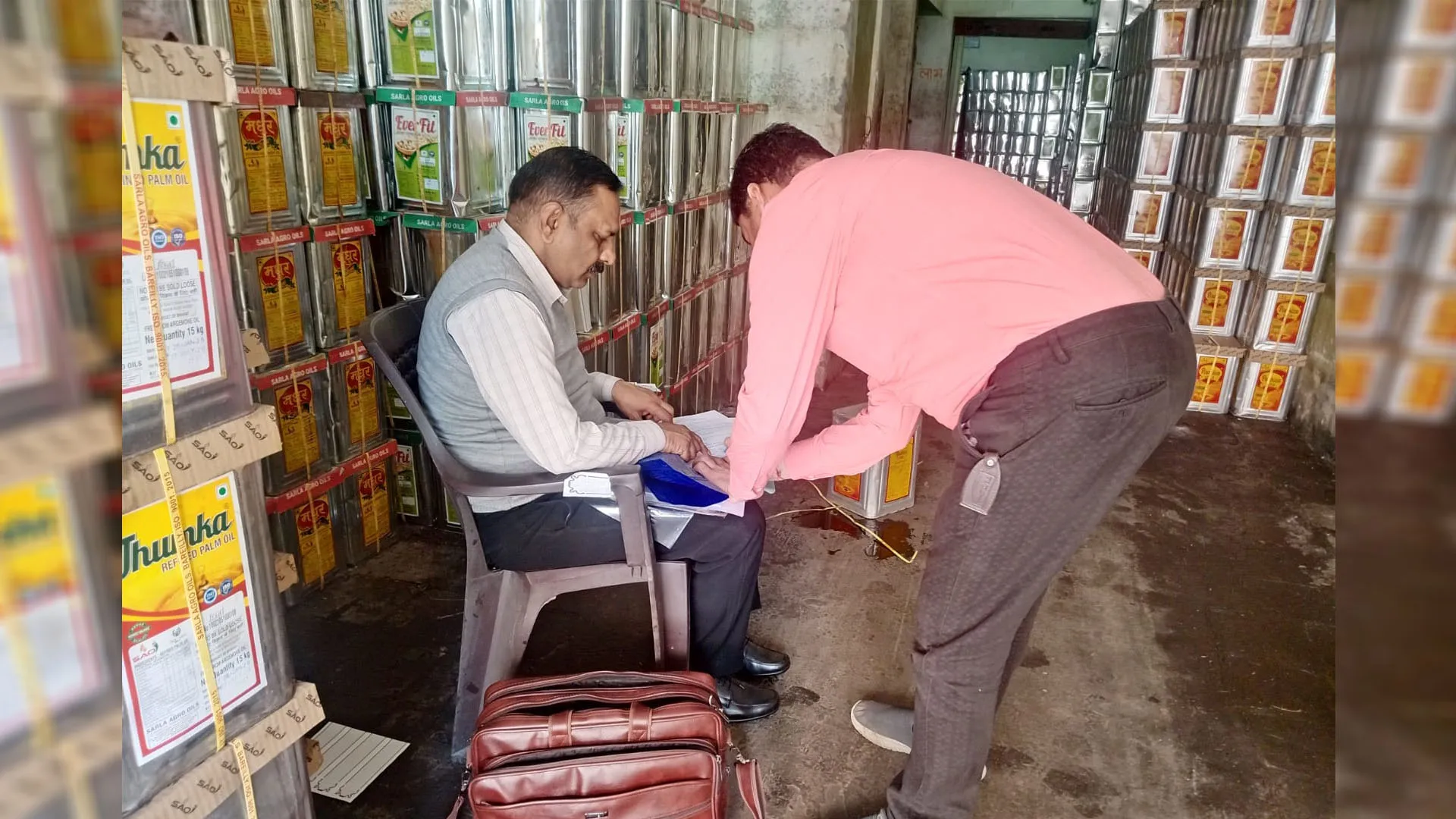 Bareilly : होली से पहले ताबड़तोड़ छापेमारी, छह दुकानों से भरे नमूने