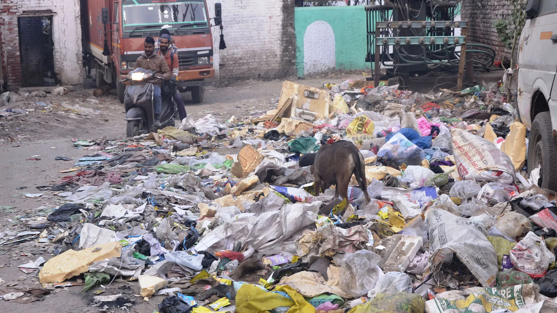 Bareilly: दावे चकाचक लेकिन सड़कों पर कूड़ा और गंदगी के अंबार