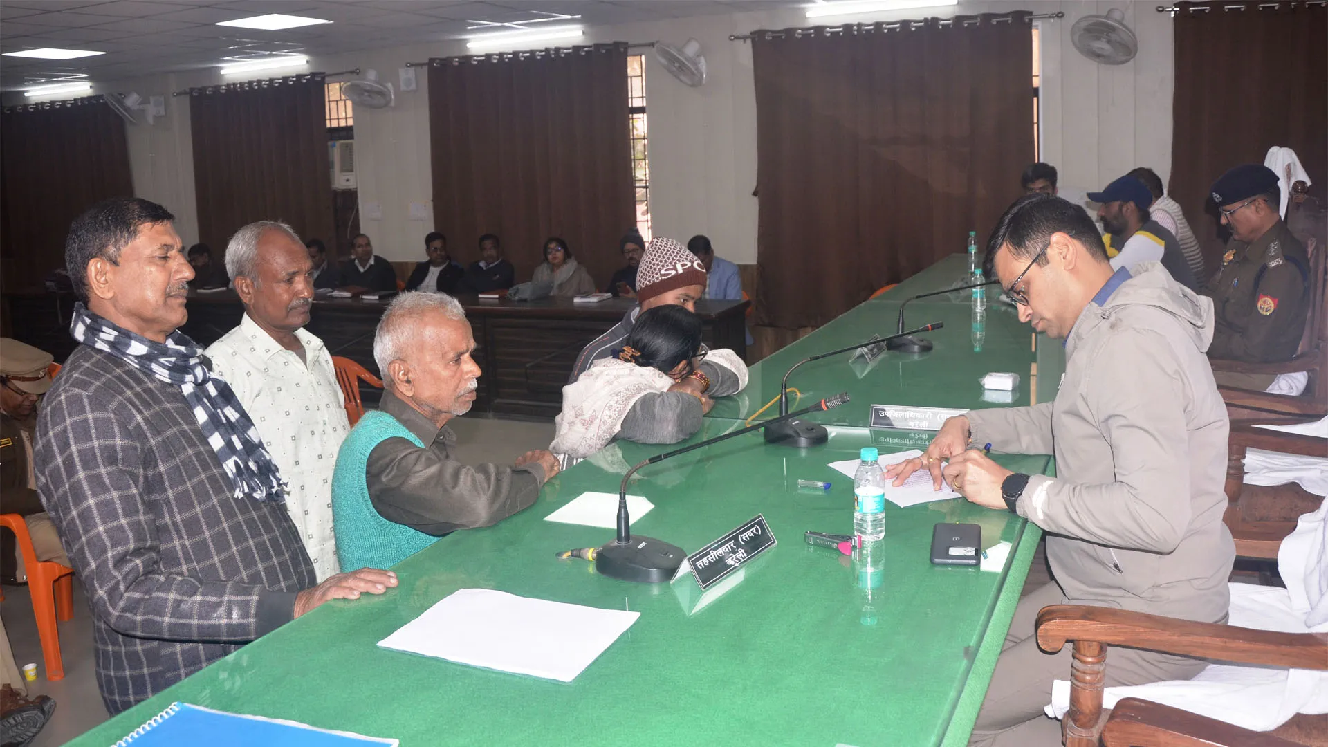 Bareilly: कैबिनेट मंत्री ने एसडीएम से कहा, निजी भूमि पर बने मंदिर के निर्माण में न डालें बाधा